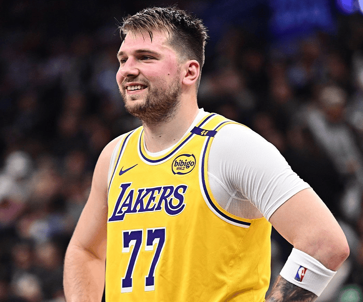 莱万多夫斯基连续十场比赛得分超过爆冷，湖人挑战极限！